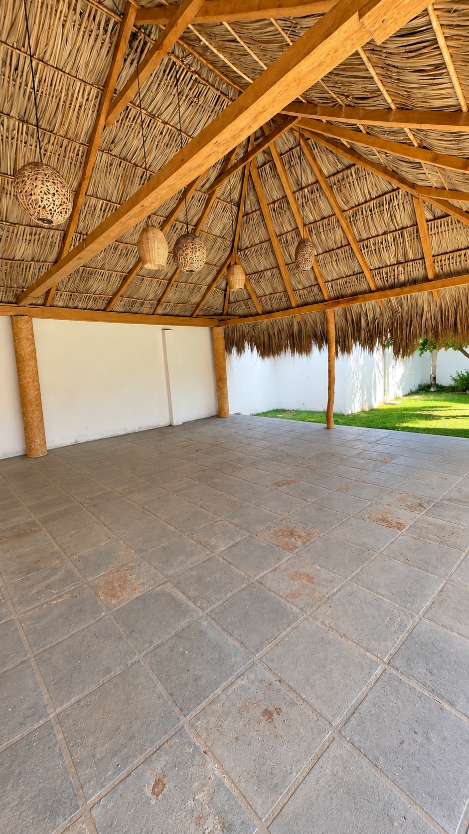 Detalle del techo de palma y madera de la palapa